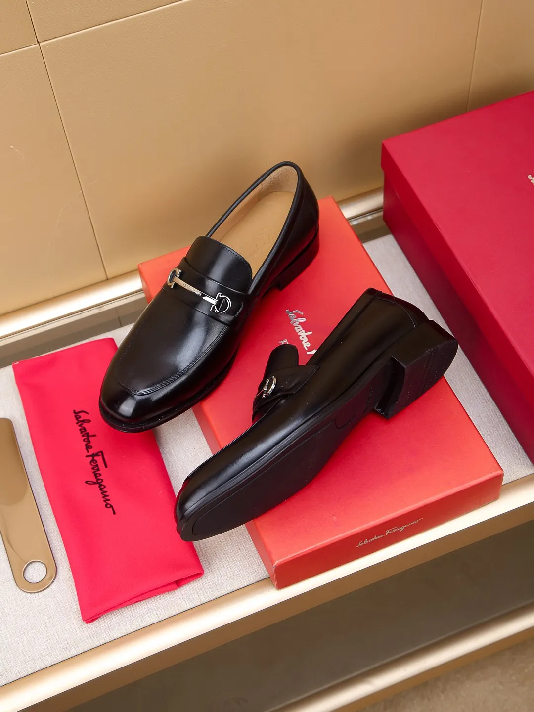 Men's shoes 💰460 🕷🕷🐂【Ferragamo】Ferragamo Popular fashionable leather shoes🇨🇳Official website counter 1:1 production, original mold opening💯Good quality can be seen, imported high-end first-layer waxed calfskin, water-dyed🐂leather lining🌿very clear texture, high-quality waterproof, non-slip and wear-resistant outsole🎋high quality and low price, truly handmade🍓colors available! Code number 39-44......(38.45.46.47 customized)